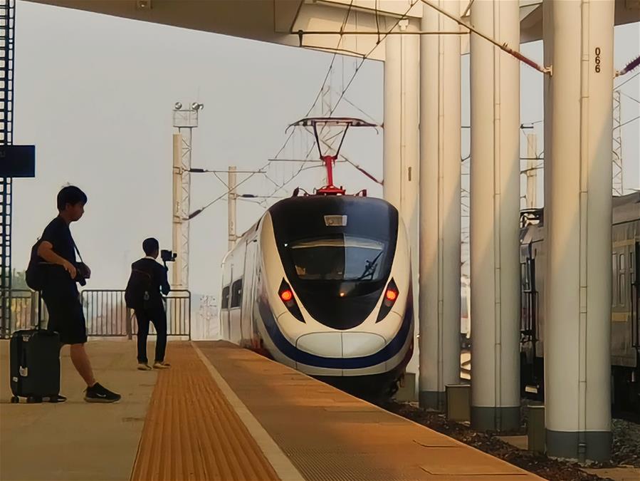 (新華全媒頭條·圖文互動)(7)一路飛架跨山河——寫在中老鐵路國際旅客列車開行首日