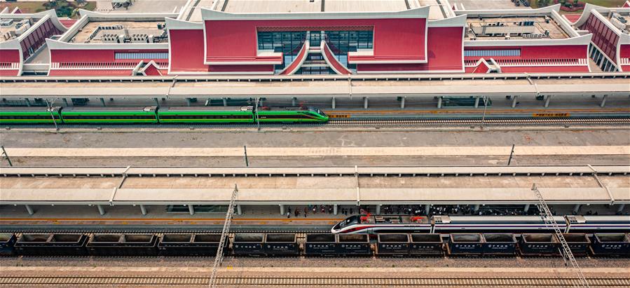 (新華全媒頭條·圖文互動)(1)一路飛架跨山河——寫在中老鐵路國際旅客列車開行首日