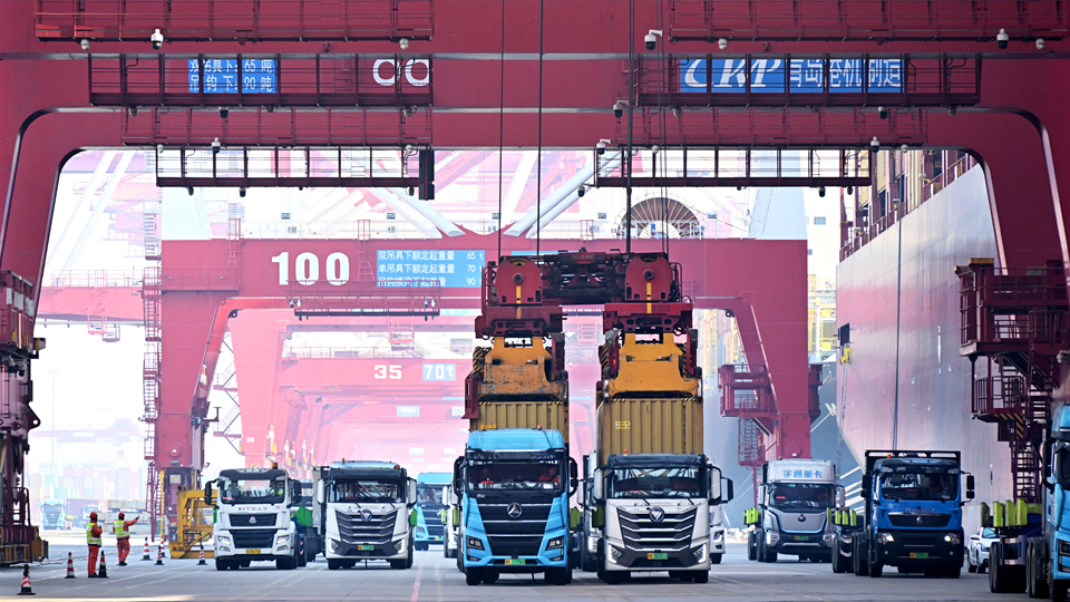 新春走基層丨山東港口青島港：春節(jié)會(huì)戰(zhàn)“馬力全開”