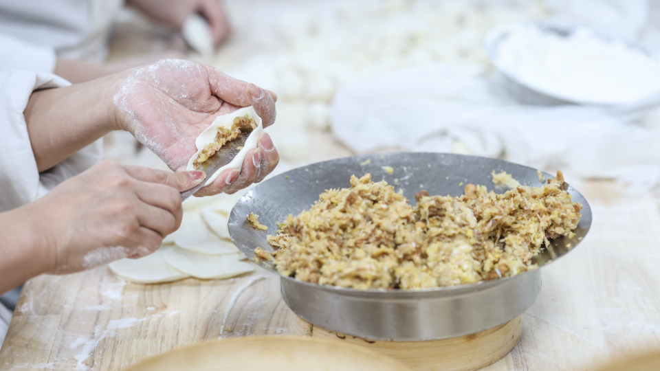 新春走基層丨“破五”吃福餃 熱氣襯年味
