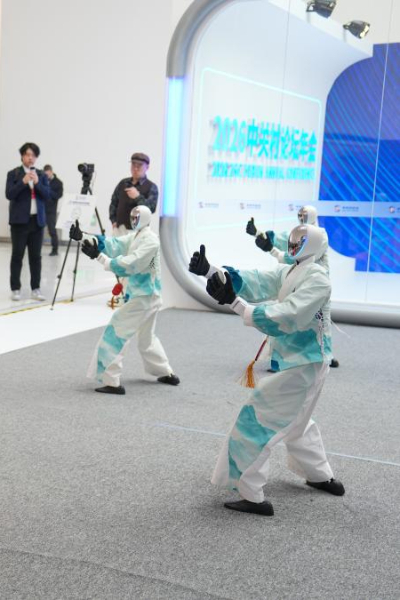 現場直擊！機器人“炫技”中關村論壇年會