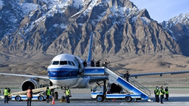 帕米爾喜迎&ldquo;空中來(lái)客&rdquo; 商貿(mào)旅游前景廣闊