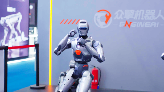 眾擎機(jī)器人亮相AIE博覽會(huì)，拳拳生風(fēng)，燃動(dòng)全場(chǎng)！