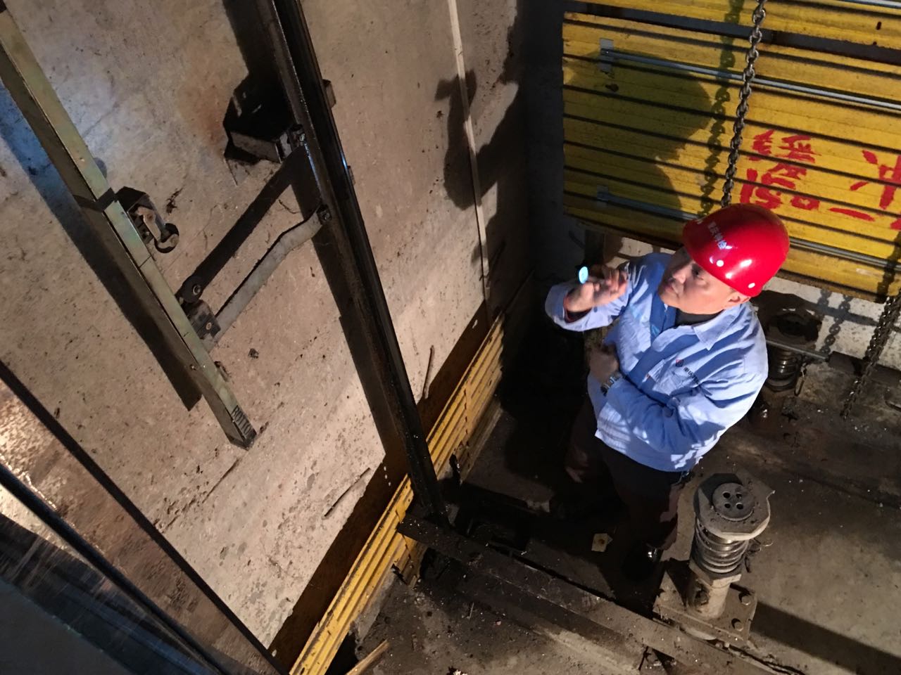 &ldquo;電梯醫(yī)生&rdquo;聽觸斷癥老舊電梯