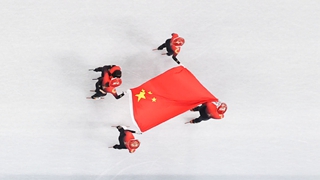 在體育館的最高處，我似乎看見&ldquo;雪從天降，落地成金&rdquo;