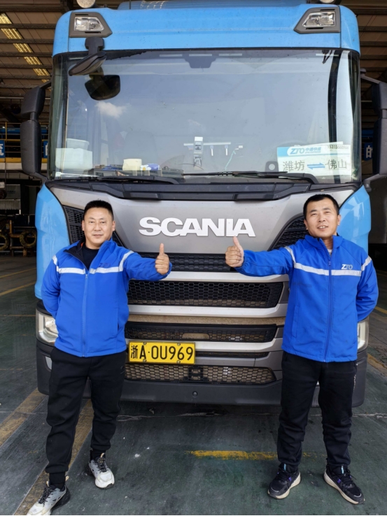 高速路上的“逆行者”：山東中通快遞四名駕駛員勇撲車輛大火