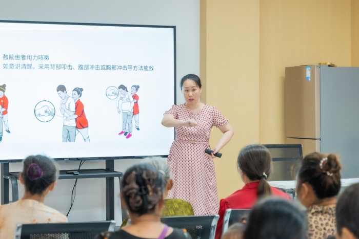 全国道德模范白时玲为群众作健康知识科普讲座。渝北区委宣传部供图