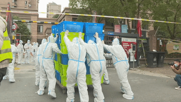 上海戰(zhàn)&ldquo;疫&rdquo;24小時(shí)：點(diǎn)點(diǎn)微光 匯聚&ldquo;疫&rdquo;線