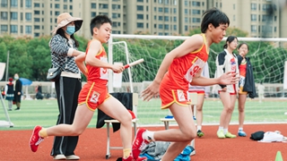 這里的孩子,把運(yùn)動(dòng)會(huì)上進(jìn)了“體育課”