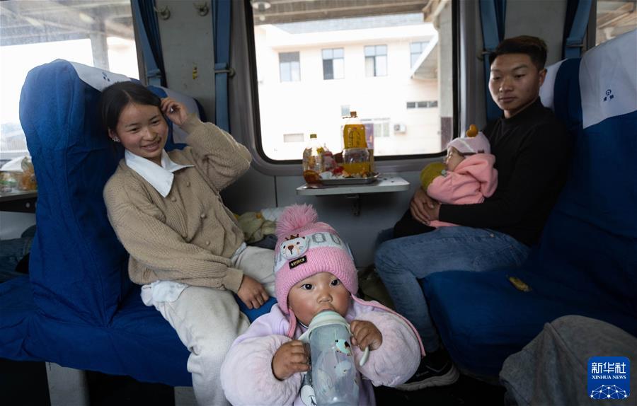 (鏡觀中國·新華社國內新聞照片一周精選)(12)K4618次臨客上的38個小時