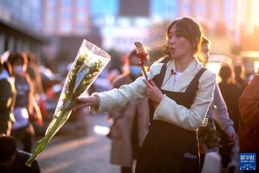 (鏡觀中國·新華社國內(nèi)新聞?wù)掌恢芫x)(13)跟著主播逛花都
