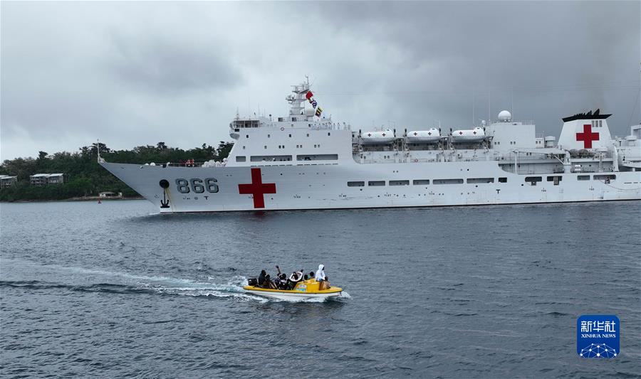 （國際&middot;一周看天下）中國海軍&ldquo;和平方舟&rdquo;號醫院船結束訪問瓦努阿圖前往所羅門群島