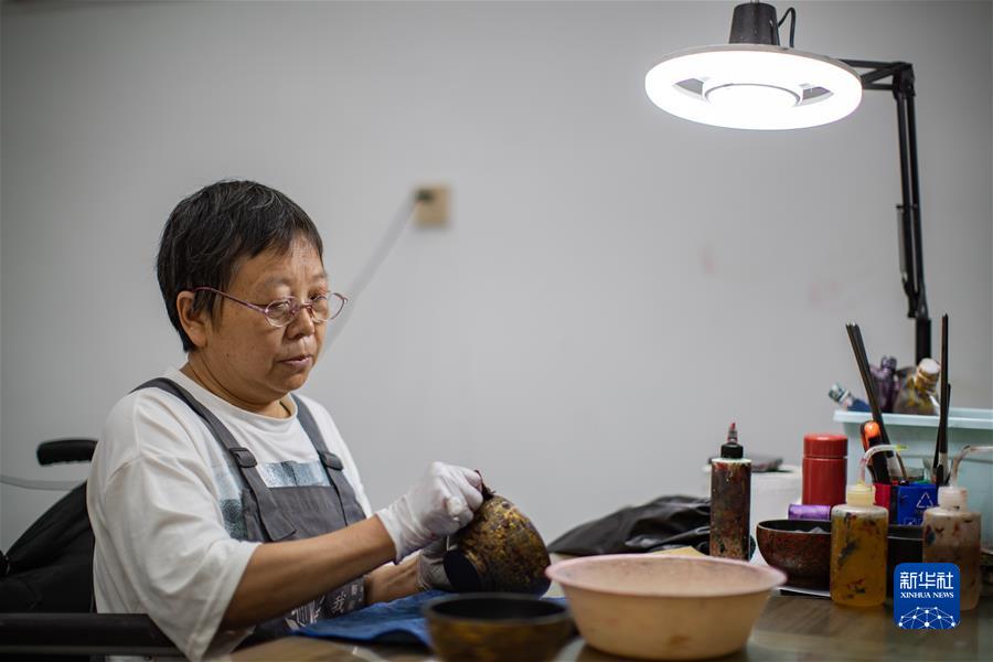 (社會)(1)打造大漆藝術(shù)空間 “巧”手“制”出就業(yè)路