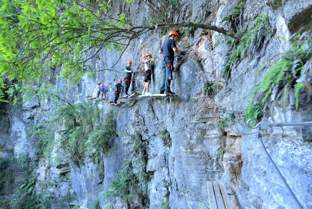 &ldquo;天坑攀巖&rdquo;引客來