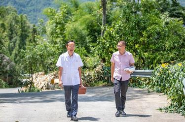 新華全媒+丨村里來了&ldquo;醫生書記&rdquo; 小山村也有&ldquo;大醫院&rdquo;