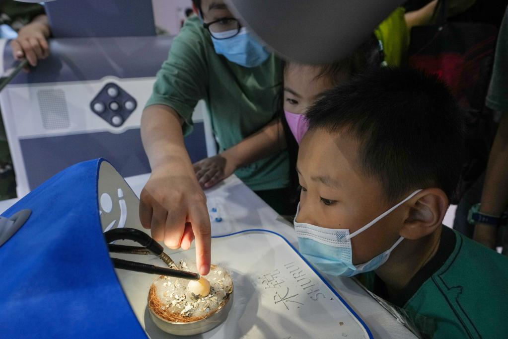 新華全媒＋丨&ldquo;機器人+&rdquo;：機器人改變我們的生活