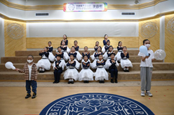 新華全媒+丨這一天，我們?yōu)閻鄱? /></a></p>
<p class=