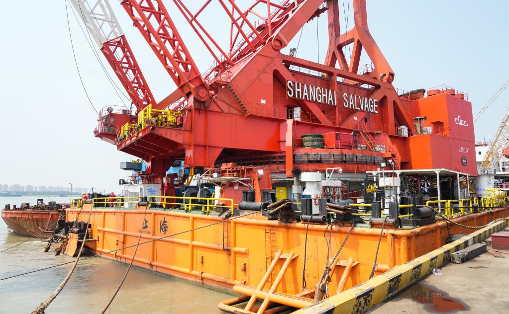 新華全媒＋丨&ldquo;大力號&rdquo;起航出海 打撈長江口二號古船