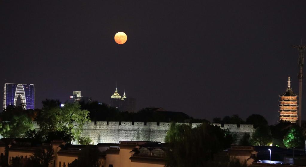 新華全媒+丨詩意中國&mdash;&mdash;平分秋色一輪滿，長伴云衢千里明