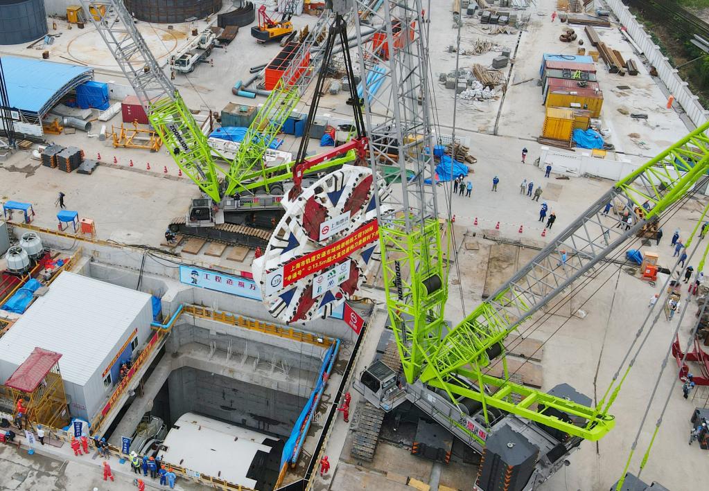 上海：軌道交通崇明線&ldquo;申通號&rdquo;盾構機刀盤順利下井