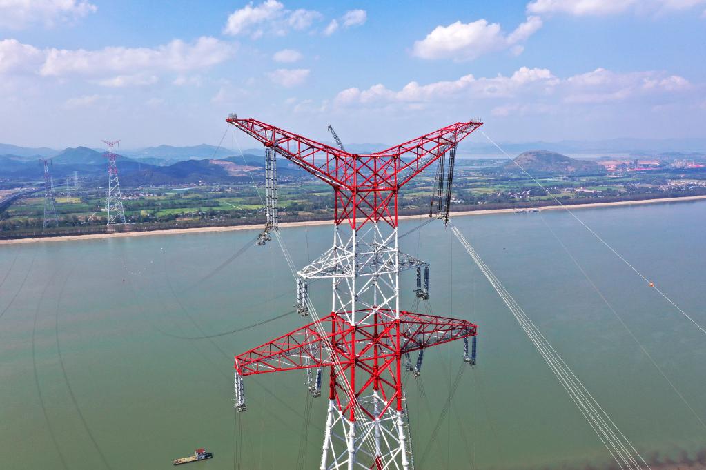 新華全媒+丨&ldquo;西電東送&rdquo;大動脈 特高壓白浙線安徽段長江大跨越線路貫通