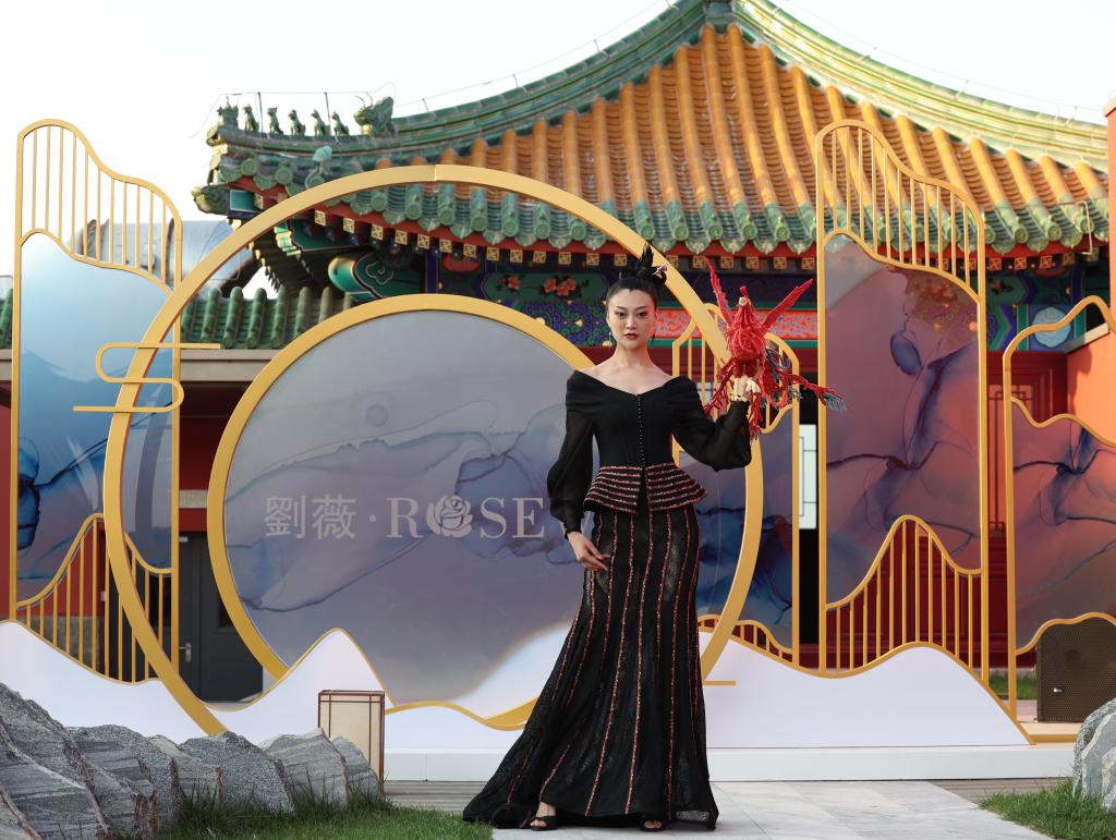 北京時裝周上演&ldquo;劉薇非遺作品大賞&rdquo;時裝秀