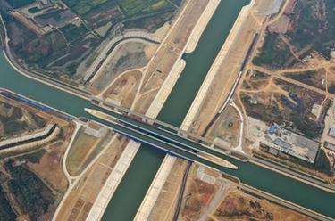 新華全媒+丨河上有河！無人機帶你鳥瞰世界單跨最大&ldquo;水上立交&rdquo;