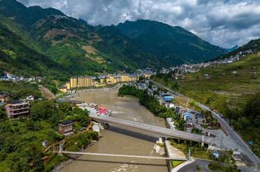 鏡頭里的十年&middot;奔向美好丨告別溜索