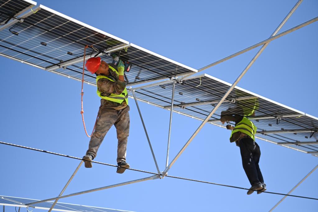 新華全媒＋丨立體光伏治沙產業化項目繪就騰格里沙漠&ldquo;生態綠&rdquo;