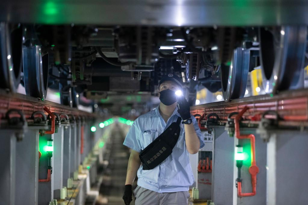 新華全媒+丨長假里的堅守