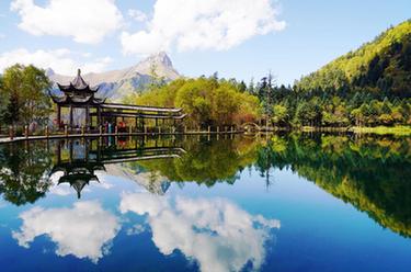 新華全媒＋丨詩意中國&mdash;&mdash;落霞與孤鶩齊飛，秋水共長天一色