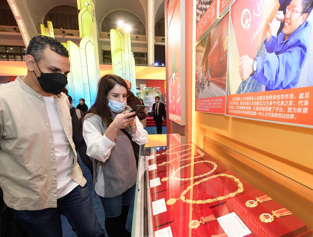 “中國取得的非凡成就令人欽佩!”——記外國嘉賓參觀“奮進新時代”主題成就展