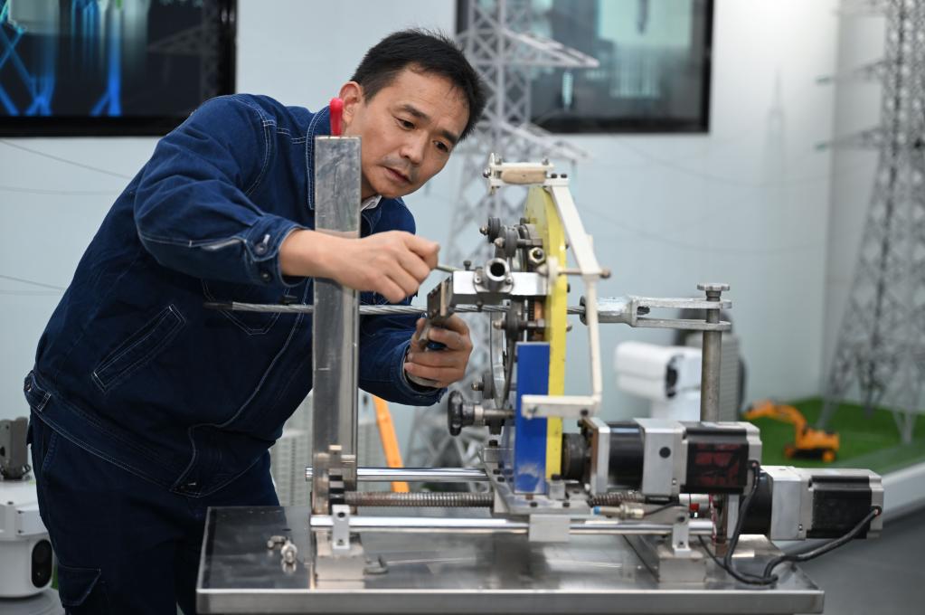 新華全媒+&middot;二十大代表在基層丨廖志斌：宣講黨的二十大精神 守護輸電線路安全