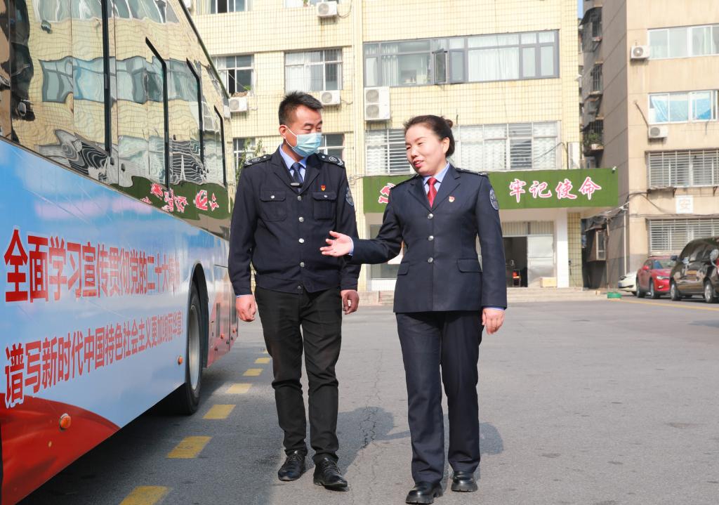 新時代新征程新偉業(yè)丨守住為乘客服務的初心 當好百姓的&ldquo;專職司機&rdquo;