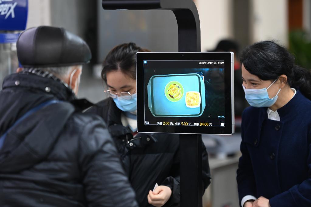 杭州臨安：社區(qū)建起&ldquo;幸福食堂&rdquo; 方便老人就餐