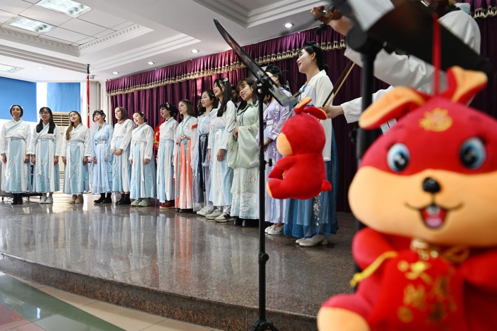 新華全媒+｜留學生 穿漢服&mdash;&mdash;彩排節目迎春節