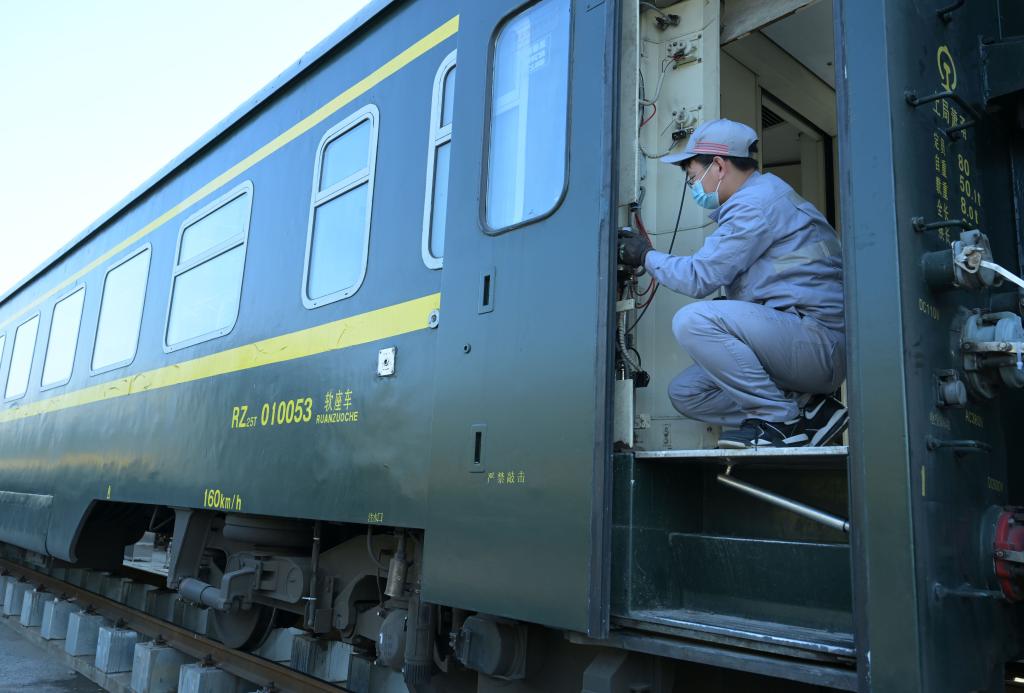 新華全媒+丨列車&ldquo;體檢&rdquo;迎春運(yùn)