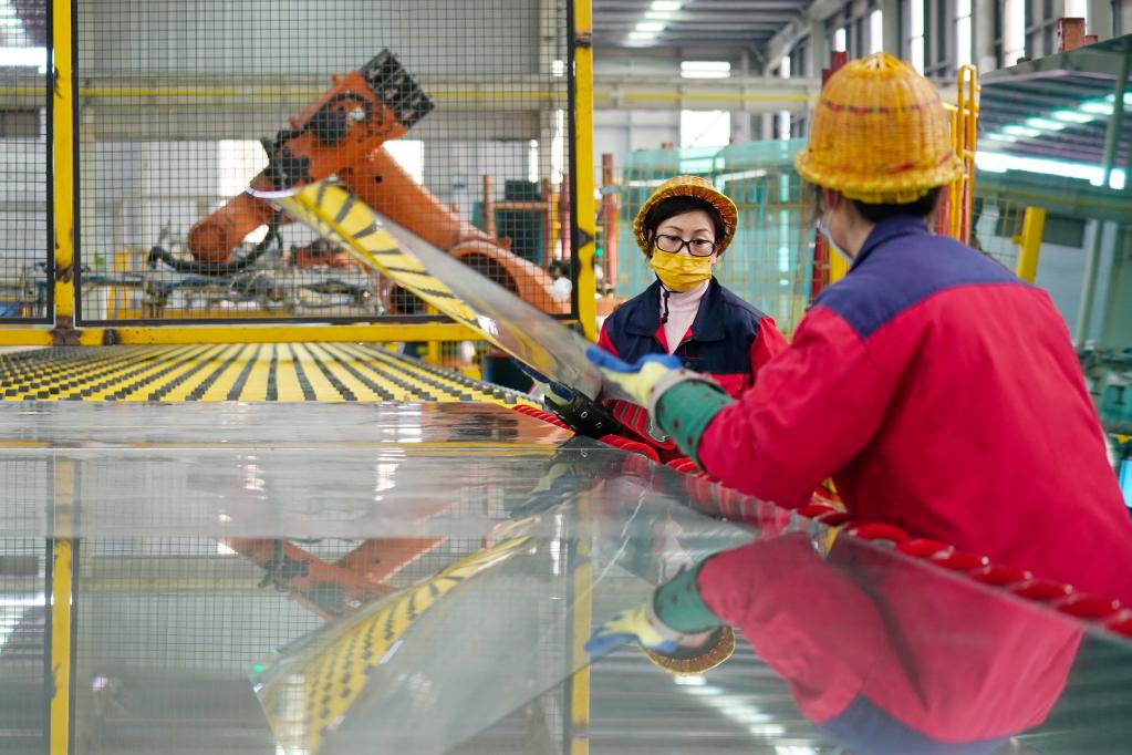 河北沙河：&ldquo;中國玻璃城&rdquo;加緊生產保供應