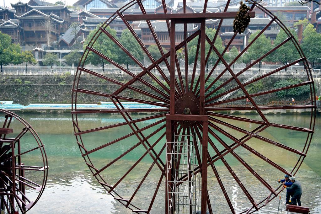 湖北恩施：安裝農耕水車