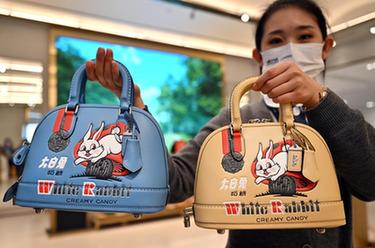 海口國際免稅城里的“兔年”商品