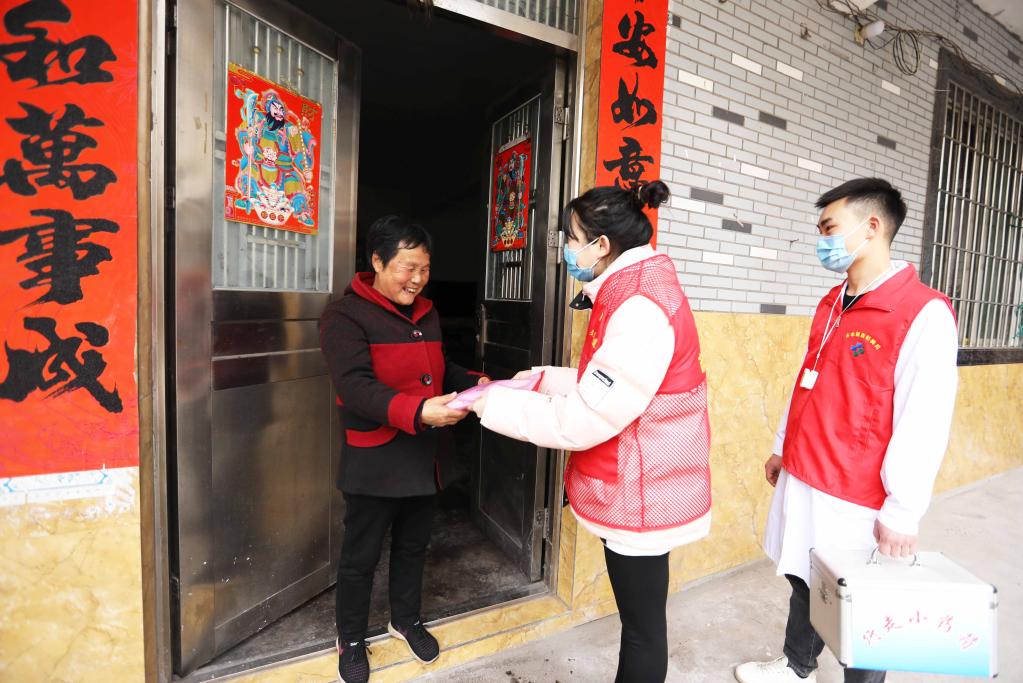 貴州赤水：&ldquo;敲門&rdquo;送服務(wù) 呵護(hù)老人健康