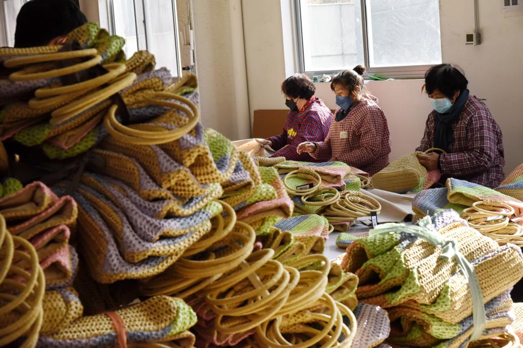 新春走基層丨山東平度：巧手編織時尚 冬閑不誤創收