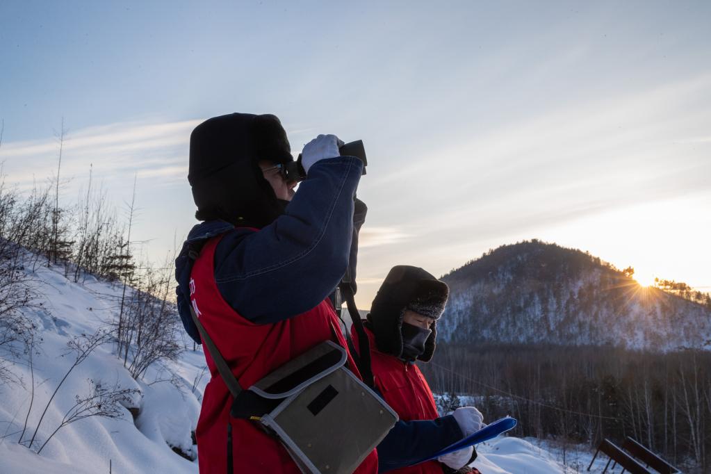 攀山浴雪 他們守護&ldquo;北極光&rdquo;