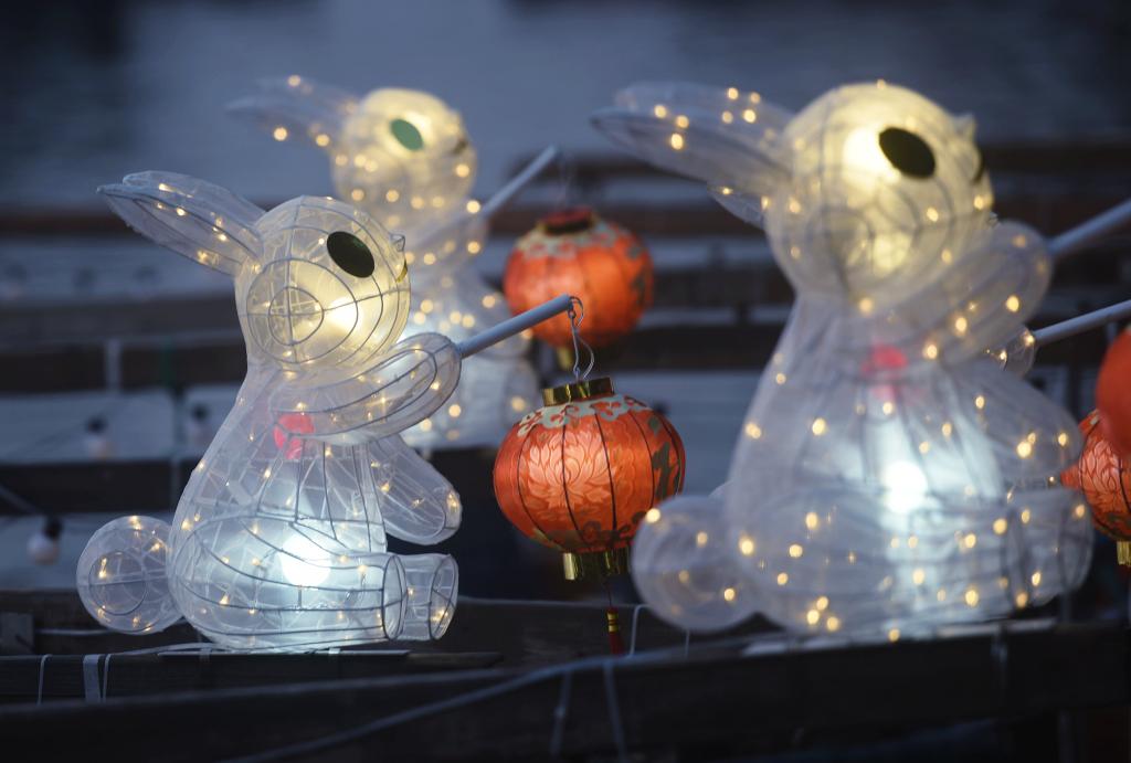 &ldquo;玉兔燈&rdquo;點亮杭州西湖