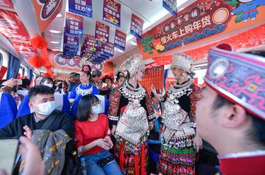 新春走基層丨穿行在苗鄉侗寨的&ldquo;慢火車&rdquo;年貨鋪