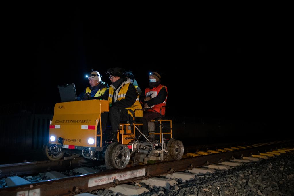 新華全媒+丨高原寒夜，鐵路&ldquo;敞篷車&rdquo;為&ldquo;復興號&rdquo;護航