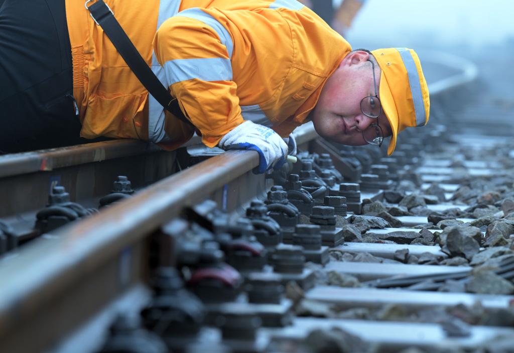 新華全媒+丨春運(yùn)中的&ldquo;軌道醫(yī)生&rdquo;