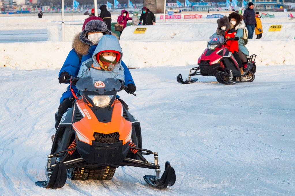 新華全媒+丨冰情雪韻一甲子 浪漫&ldquo;冰城&rdquo;吸引八方來客