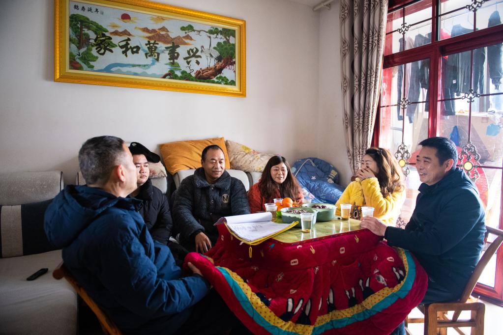 新華全媒+丨結對幫扶&ldquo;過小年&rdquo; 共話新年新發展