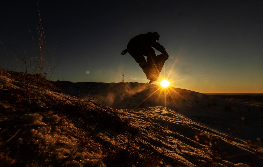 新華全媒+丨草原滑雪&ldquo;頭號玩家&rdquo;
